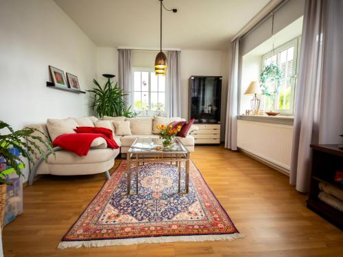 ein Wohnzimmer mit einem Sofa und einem Tisch in der Unterkunft Holiday Home Haus am Berg der Osterräder by Interhome in Lügde