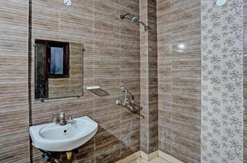 bagno con lavandino e specchio di Premium stay a Noida