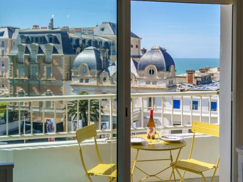 d'un balcon avec une table et des chaises offrant une vue sur la ville. dans l'établissement Studio Bellevue Clemenceau-2 by Interhome, à Biarritz