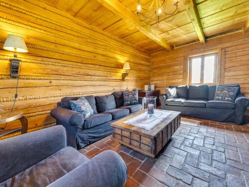 Sala de estar con sofás y mesa de centro en Holiday Home Jura dla Ciebie by Interhome, en Cisowa