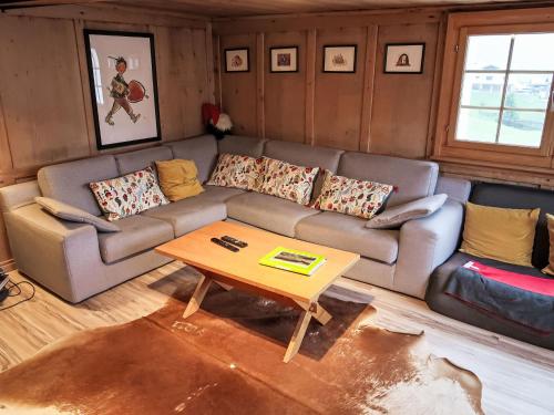 ein Wohnzimmer mit einem Sofa und einem Tisch in der Unterkunft Apartment Feu de Joie by Interhome in Disentis