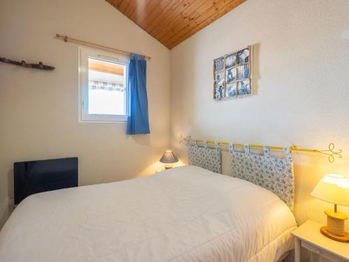 une chambre avec un lit blanc et une fenêtre dans l'établissement Apartment Les Jardins de l'Océan-42 by Interhome, à Vaux-sur-Mer