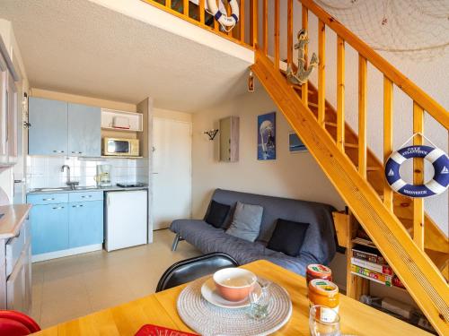 ein Wohnzimmer mit einem Sofa und einem Tisch in der Unterkunft Apartment Les Jardins de l'Océan-42 by Interhome in Vaux-sur-Mer