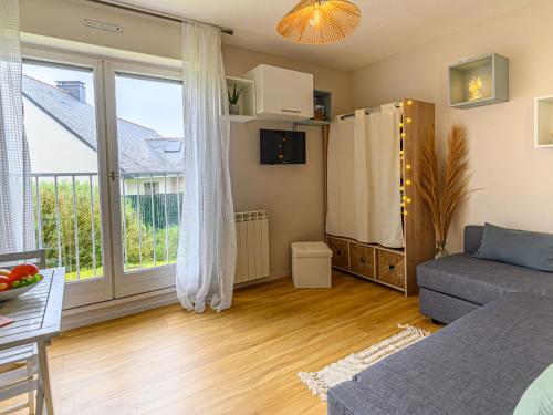 un salon avec un canapé et une grande fenêtre dans l'établissement Studio Rose des Vents-2 by Interhome, à Port-Haliguen
