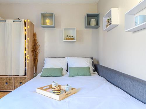 - une petite chambre avec un lit et un plateau dans l'établissement Studio Rose des Vents-2 by Interhome, à Port-Haliguen
