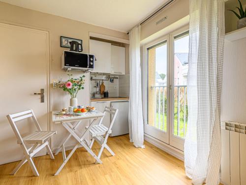 une petite cuisine avec une table et des chaises dans une pièce dans l'établissement Studio Rose des Vents-2 by Interhome, à Port-Haliguen