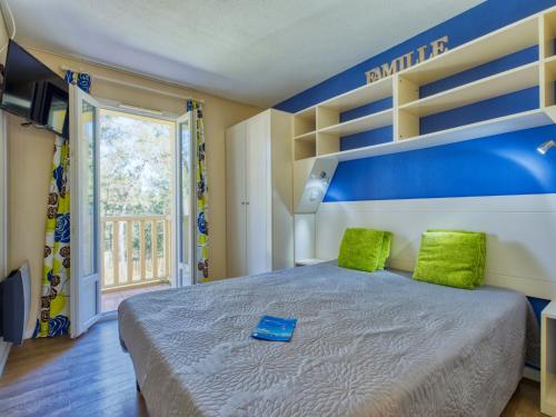 une chambre avec un grand lit avec des oreillers verts dans l'établissement Holiday Home Domaine Golf Resort-2 by Interhome, à Lacanau-Océan