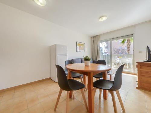 een keuken en eetkamer met een tafel en stoelen bij Apartment Mismar-4 by Interhome in Roses