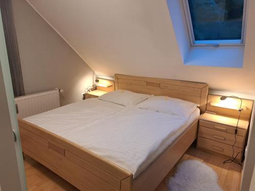 1 dormitorio con 1 cama con 2 luces encendidas en Gamlitz - Eckberg, en Gamlitz