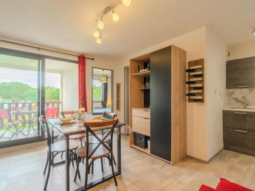 een keuken en eetkamer met een tafel en stoelen bij Apartment Les Balcons de l'Atlantique-12 by Interhome in Pontaillac