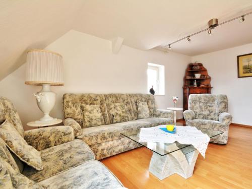 sala de estar con sofá y 2 sillas en Apartment Mönkemeierhof by Interhome en Schieder-Schwalenberg