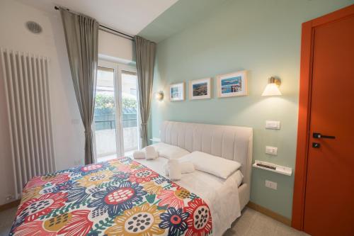 1 dormitorio con 1 cama con colcha colorida en Casalmare Giulianova Levante - Ponente, en Giulianova