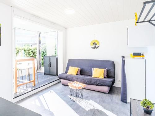 un salon avec un canapé et une terrasse dans l'établissement Studio Port Arcachon-2 by Interhome, à Arcachon