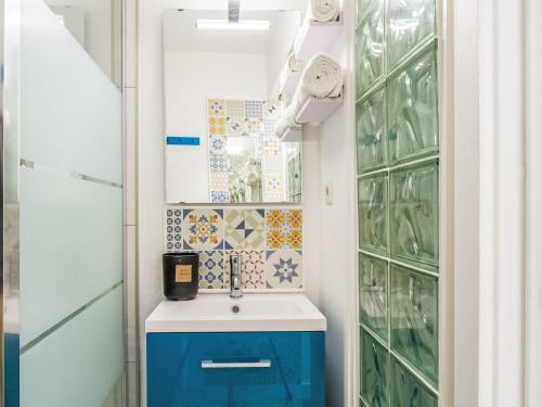une salle de bain avec un lavabo et un miroir dans l'établissement Studio Port Arcachon-2 by Interhome, à Arcachon