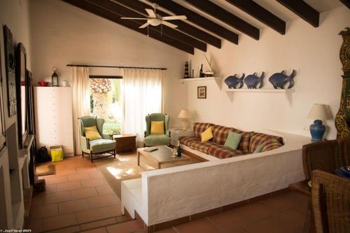 - un salon avec un canapé et deux chaises dans l'établissement Top Rated Menorca Villa, Binibecca, à Binibeca