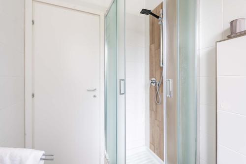 una doccia con porta in vetro in bagno di LoveRhome Apartment 1 a Roma