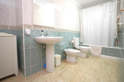 La salle de bains est pourvue d'un lavabo, de toilettes et d'un miroir. dans l'établissement Sea view holiday home sleeps 10, à Murcie