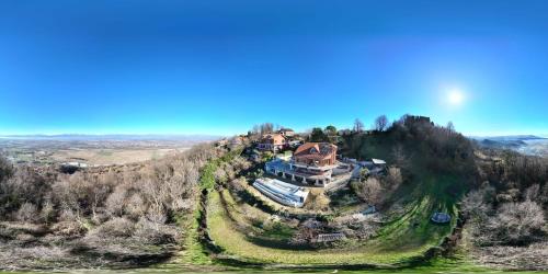 een luchtzicht op een huis op een heuvel bij Villa sulle nuvole in San Raffaele Cimena