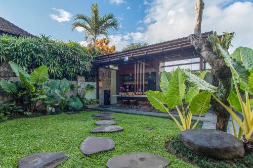 Un jardín fuera de Royal Cottage Private Villa