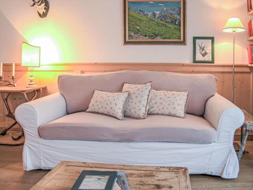 Zona de estar de Apartment Chesa Tschierv II 30 by Interhome