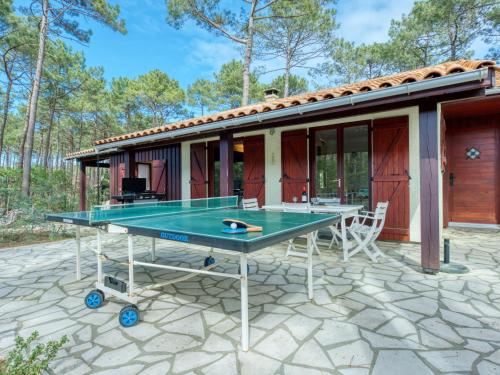 - une table de ping-pong devant une maison dans l'établissement Holiday Home Les Sylvaines by Interhome, à Carcans