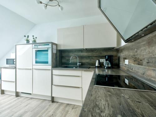 Kuchyň nebo kuchyňský kout v ubytování Apartment Lona by Interhome