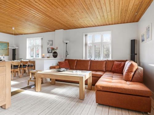 - un salon avec un canapé et une table dans l'établissement Holiday Home Minte - 450m from the sea in NW Jutland by Interhome, à Skagen