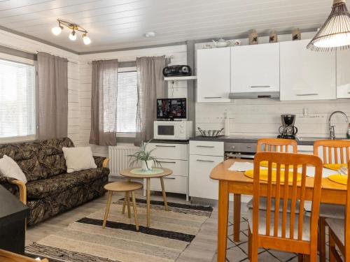 uma cozinha e sala de estar com um sofá e uma mesa em Holiday Home Riekko by Interhome em Enontekiö