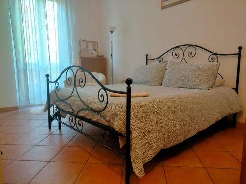 - une chambre avec un lit avec un cadre métallique dans l'établissement Appartamento Pozzostrada, à Turin