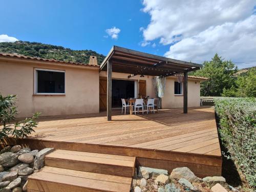 une terrasse en bois avec pergola sur une maison dans l'établissement Holiday Home La Girelle by Interhome, à Porto-Vecchio
