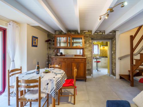 une cuisine et une salle à manger avec une table et des chaises dans l'établissement Holiday Home Penty Landromiou by Interhome, à Crozon
