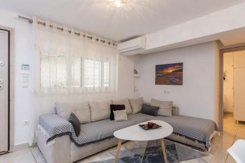 Ruang duduk di Varkiza Seaside 2BD Apartment