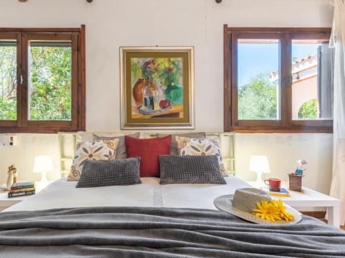 een slaapkamer met een groot bed met kussens bij Villa Surf by Interhome in Geremèas