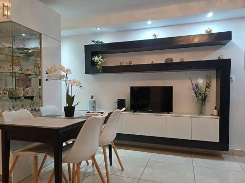 Televisyen dan/atau pusat hiburan di Varkiza Seaside 2BD Apartment