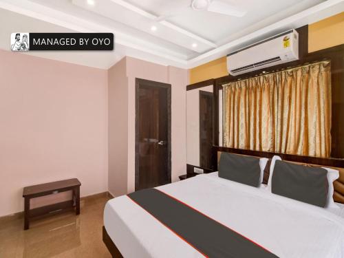 um quarto de hotel com uma cama e uma televisão em Super Collection O New Town DD Block em Calcutá