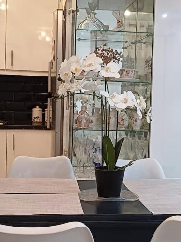 Dapur atau dapur kecil di Varkiza Seaside 2BD Apartment