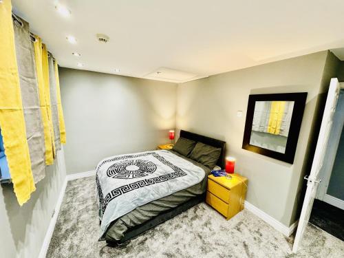 Postel nebo postele na pokoji v ubytování 4 bedrooms Full house Stourbridge Birmingham