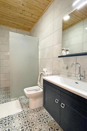 a bathroom with a sink and a toilet in it at Jasmin Pansiyon Çıralı in Cıralı