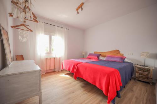 1 dormitorio con 2 camas con sábanas rojas y azules en Maria La Franca, en La Franca