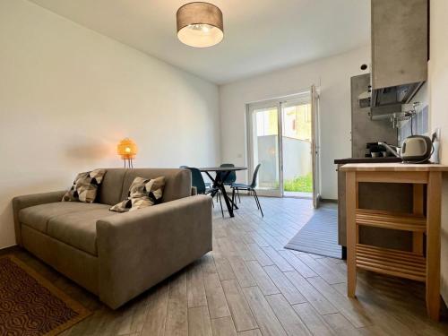 フィウミチーノにあるLM apartmentsのソファとテーブルのあるリビングルーム