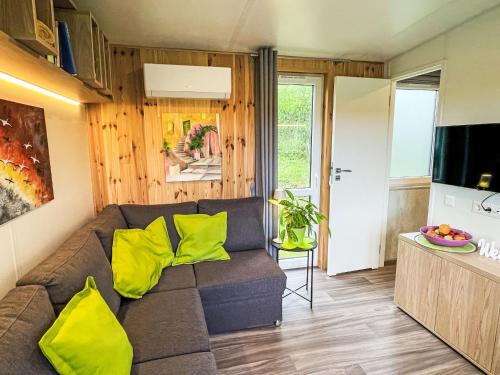Χώρος καθιστικού στο Holiday Home Tiny Haus Dahoam by Interhome