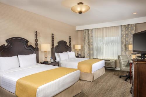 Ayres Suites Ontario at the Mills Mall - Rancho Cucamonga tesisinde bir odada yatak veya yataklar