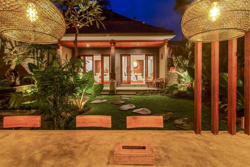 Un jardín fuera de Royal Cottage Private Villa