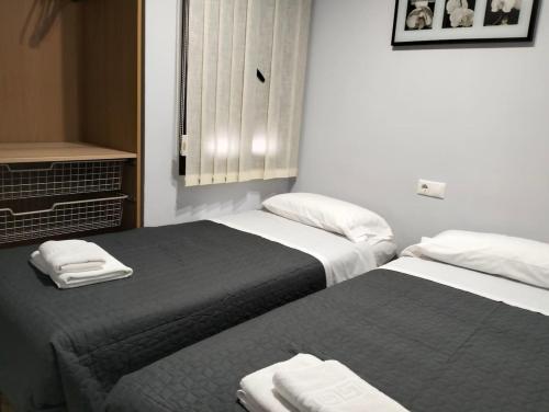 two beds sitting next to each other in a room at Moderno y Amplio apartamento Valdeolleros SRosa in Córdoba