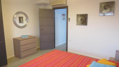 a bedroom with a bed and a dresser and a mirror at Chalet con vistas al mar in Peñíscola