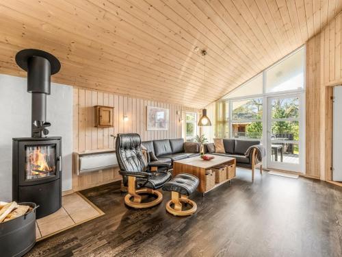 sala de estar con sofá y chimenea en Holiday Home Rekke - 300m to the inlet in Western Jutland by Interhome, en Skjern
