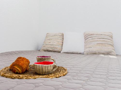 - un plateau de pain et une tasse de café sur le lit dans l'établissement Apartment l'Escurial by Interhome, à Nice