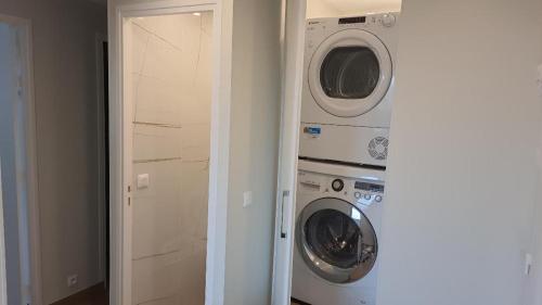 eine Waschmaschine, eine Waschmaschine und ein Trockner im Zimmer in der Unterkunft Appartement 4 chambres 2 douches in Cergy