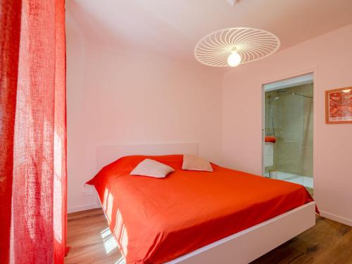 - une chambre avec un lit rouge et une douche dans l'établissement Holiday Home Le Beauregard by Interhome, aux Issambres