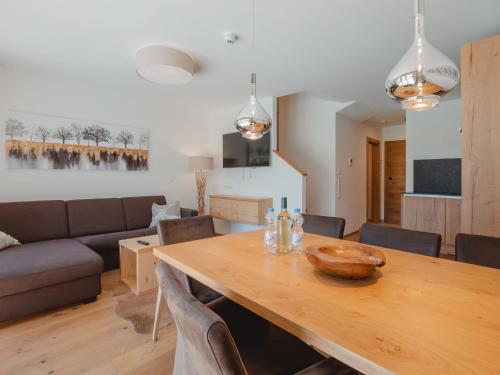 jadalnia i salon z drewnianym stołem w obiekcie Apartment Lakeside Luxury Apartments by Interhome w mieście Zell am See